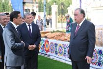 Президенти Ҷумҳурии Тоҷикистон Эмомалӣ Раҳмон дар ноҳияи Файзобод аз намоиши маҳсулоти кишоварзӣ, ҳунарҳои мардумӣ ва таомҳои миллӣ боздид намуданд