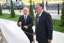 Сарвари давлат Эмомалӣ Раҳмон дар ноҳияи Данғара бинои нави Нозироти андозро мавриди истифода қарор доданд
