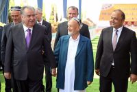 Пешвои миллат Эмомалӣ Раҳмон дар шаҳри Турсунзода дар хоҷагии деҳқонии «Боғи Сомон» бо рафти ҷамъоварии ҳосили ангур шинос шуданд