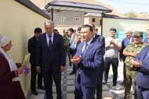 Бо дастури Пешвои миллат ба оилаи аз офати табиӣ зарардида дар Кӯлоб хонаи нави истиқоматӣ тақдим гардид