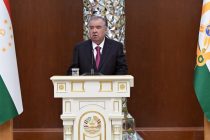 Пешвои миллат Эмомалӣ Раҳмон ба кормандони касбу кори гуногун мукофотҳои олии давлатӣ ва ҷоизаву унвонҳои фахрӣ супориданд