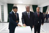 Сарвари давлат Эмомалӣ Раҳмон дар ноҳияи Бобоҷон Ғафуров ба фаъолияти коргоҳи истеҳсолии равғани ҶДММ «Анқо-инвест» оғоз бахшиданд