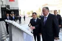 Сарвари давлат Эмомалӣ Раҳмон дар ноҳияи Бобоҷон Ғафуров гимназияи хусусии «Ҳаёт»-ро ба истифода доданд