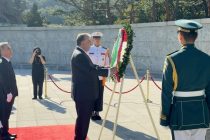 Президенти Ҷумҳурии Тоҷикистон Эмомалӣ Раҳмон дар шаҳри Сеул дар назди маҷмааи ёдгории Оромгоҳи миллии Корея гулчанбар гузоштанд