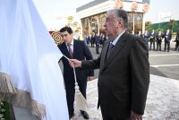 Сарвари давлат Эмомалӣ Раҳмон дар шаҳри Душанбе Маркази хизматрасонии «Аҳмадҷон»-ро мавриди истифода қарор доданд
