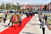 Сарвазири Шурои давлатии Ҷумҳурии Мардумии Чин Ли Сян дар назди муҷассамаи Исмоили Сомонӣ гулчанбаргузор гузошт