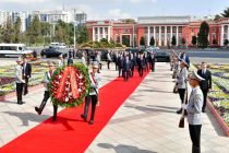Сарвазири Шурои давлатии Ҷумҳурии Мардумии Чин Ли Сян дар назди муҷассамаи Исмоили Сомонӣ гулчанбаргузор гузошт
